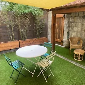 Avec Grande Cour Et Bassin Appartement